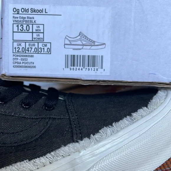 Vans Men’s 0g Old Skool Low
Raw Edge Black
VN0A5FBEBLK
Sneakers - Picture 16 of 16